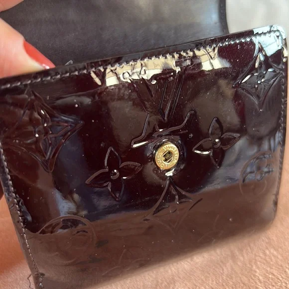 Authentic Louis Vuitton Vernis bi-fold Wallet
